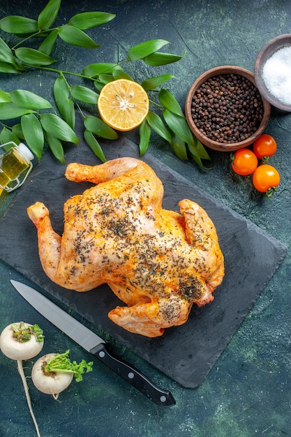 Foto grátis vista superior de frango cozido temperado em superfície azul-escura