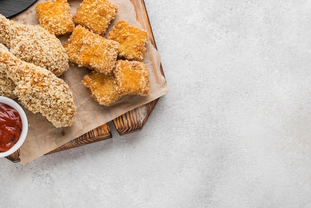 Vista superior de frango frito com nuggets e espaço de cópia