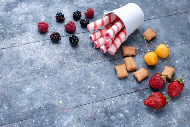 Vista superior de frutas e biscoitos com balas rosa na mesa brilhante, biscoito de frutas vermelhas