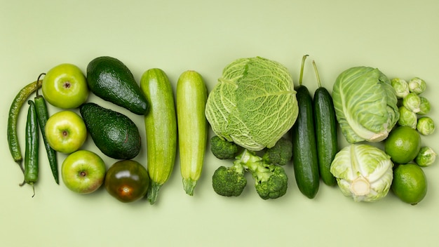 Vista superior de frutas e legumes verdes
