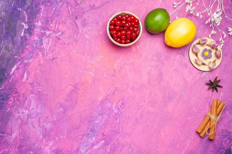Foto grátis vista superior de frutas frescas com bagas vermelhas na superfície rosa