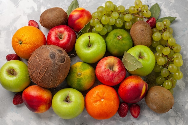 Vista superior de frutas frescas com composição diferente de frutas na mesa branca