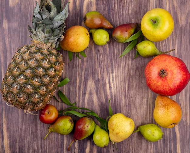 Vista superior de frutas na superfície de madeira com espaço de cópia