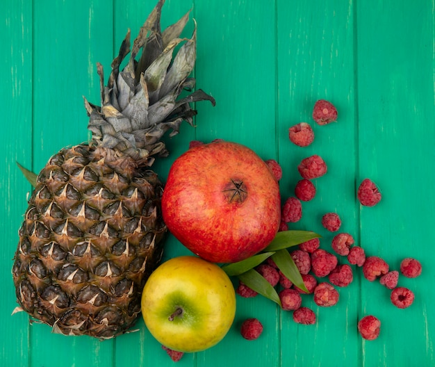 Foto grátis vista superior de frutas na superfície verde