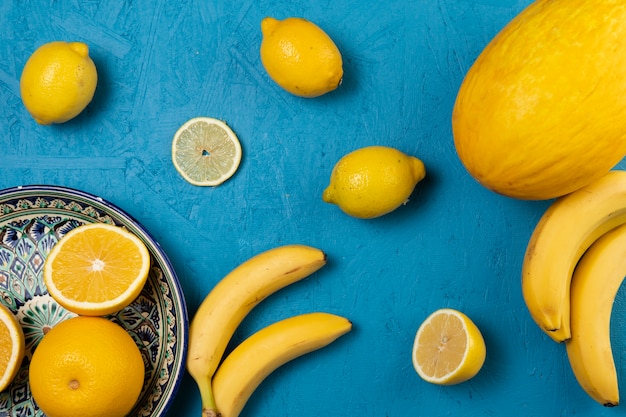 Foto grátis vista superior de frutas sobre fundo azul