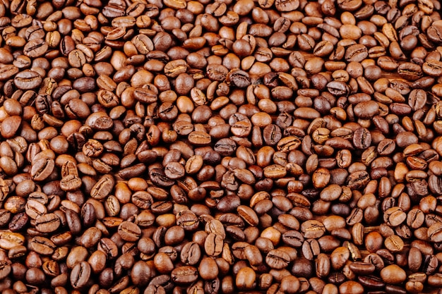 Vista superior de grãos de café torrados