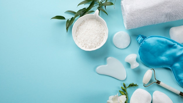 Vista superior de gua sha e arranjo de máscara de sono