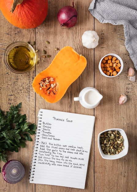 Foto grátis vista superior de ingredientes alimentares com abóbora e caderno