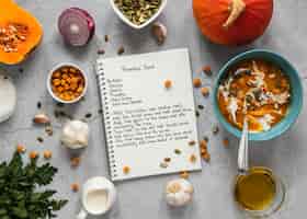 Foto grátis vista superior de ingredientes alimentares com vegetais e caderno