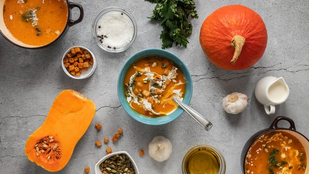 Vista superior de ingredientes alimentares com vegetais e tigela de sopa