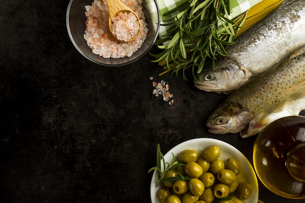 Vista superior de ingredientes saborosos na superfície preta