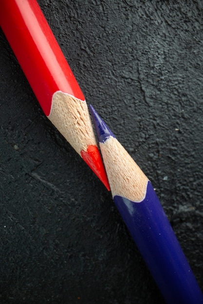 Vista superior de lápis coloridos em fundo escuro