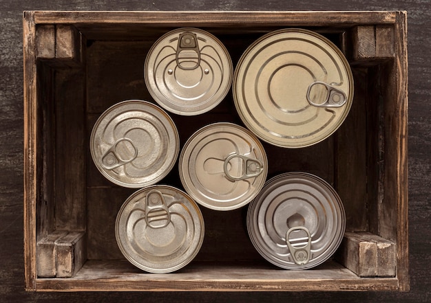 Vista superior de latas em caixa de madeira