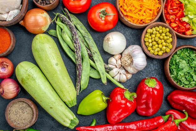 Vista superior de legumes frescos com feijão e temperos em uma refeição de salada escura madura