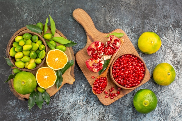 Vista superior de longe frutas cítricas laranjas tangerinas sementes de romã no quadro