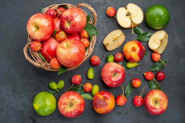 Vista superior de longe frutas frutas na cesta diferentes frutas bagas na mesa