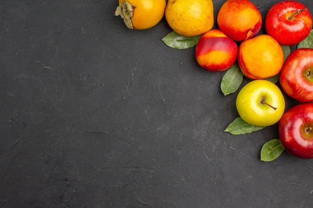 Foto grátis vista superior de maçãs frescas com outras frutas na mesa escura de frutas maduras frescas e maduras