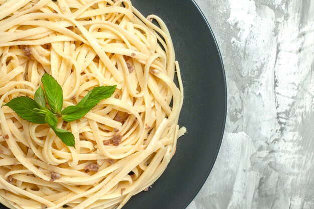 Vista superior de massa italiana cozida dentro do prato no fundo branco