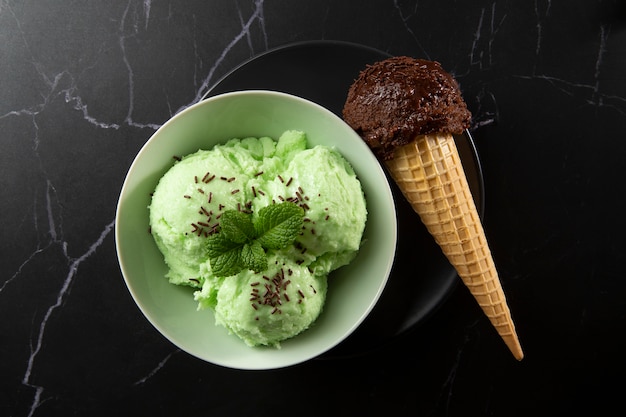 Foto grátis vista superior de menta e sorvete de chocolate