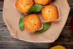 Foto grátis vista superior de muffins em um papel marrom artesanal no rústico