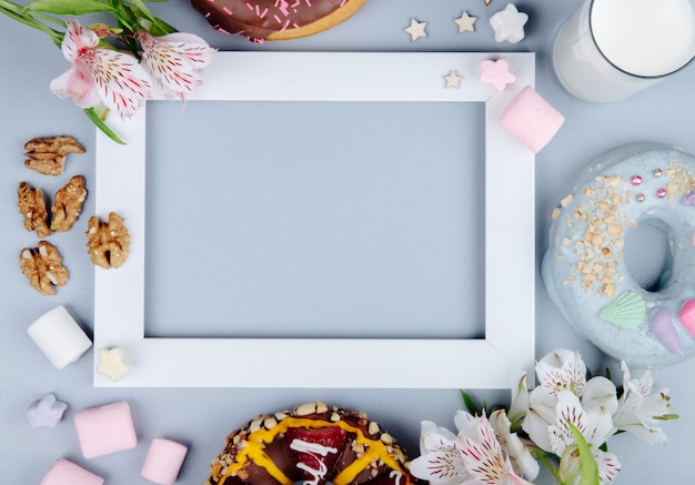 Vista superior de nozes com biscoitos doces leite e flores em roxo com espaço de cópia