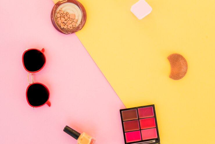 Foto grátis vista superior de óculos escuros e produtos de beleza em fundo duplo