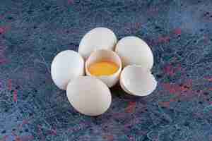 Foto grátis vista superior de ovo de galinha branco fresco quebrado com gema e clara de ovo