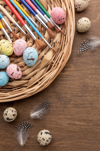 Foto grátis vista superior de ovos coloridos para a páscoa com espaço de cópia e penas