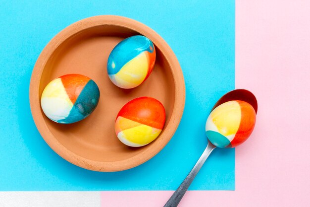 Vista superior de ovos coloridos para a Páscoa no prato com colher