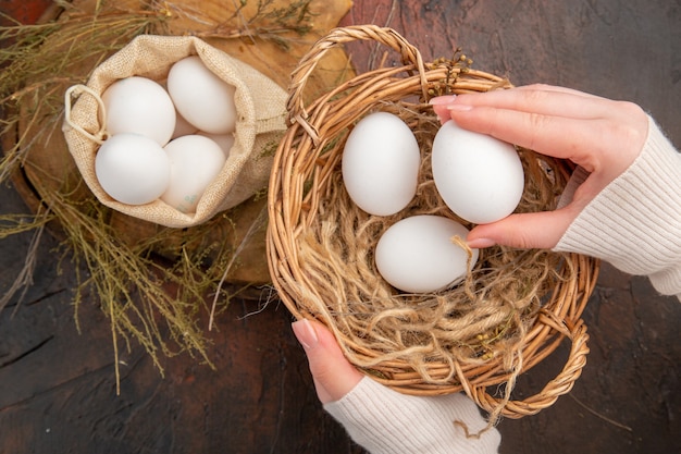 Vista superior de ovos de galinha dentro de uma sacolinha e uma cesta