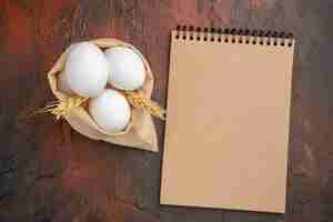 Foto grátis vista superior de ovos de galinha dentro de uma sacolinha