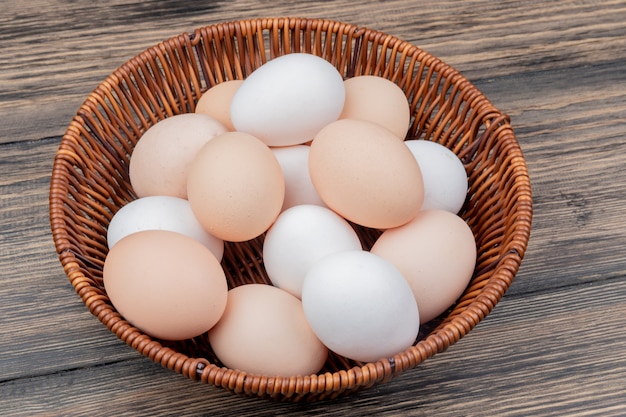 Vista superior de ovos de galinha frescos e saudáveis em um balde em um fundo de madeira