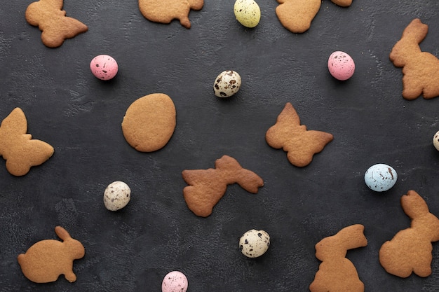 Foto grátis vista superior de ovos e biscoitos em forma de coelho para a páscoa