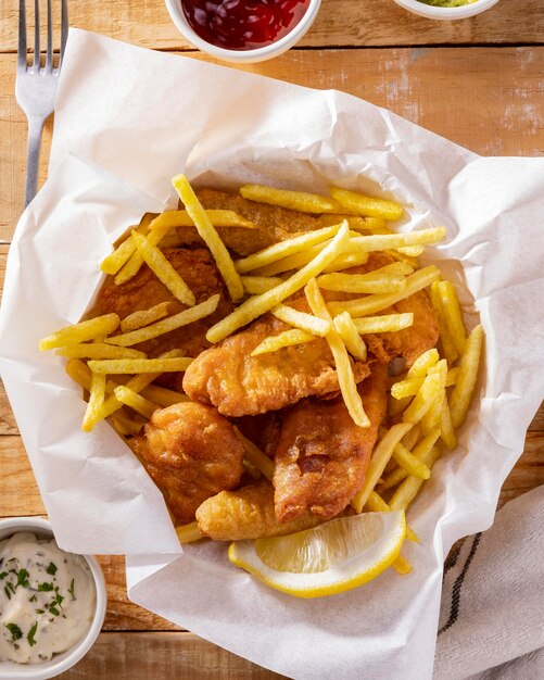 Vista superior de peixe e batatas fritas com molho de ketchup