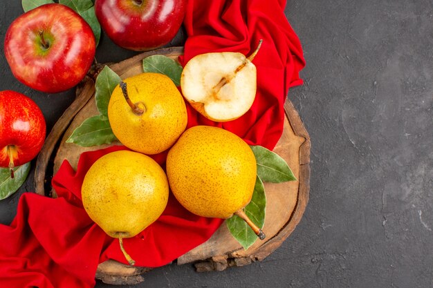 Vista superior de peras doces frescas com maçãs na mesa escura de cor fresca madura amadurecida