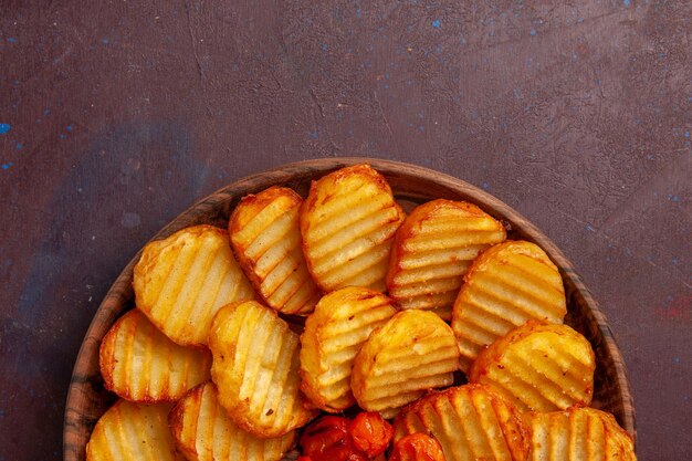 Foto grátis vista superior de perto batatas assadas com vegetais cozidos em um espaço escuro