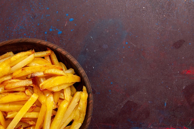 Foto grátis vista superior de perto batatas fritas saborosas batatas fritas dentro do prato na superfície escura comida refeição jantar prato ingredientes produto batata