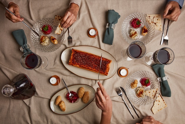 Vista superior de pessoas tendo uma festa para o primeiro dia do seder de páscoa