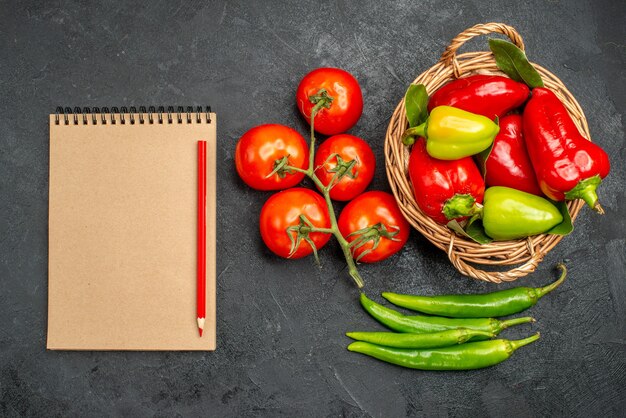 Vista superior de pimentões frescos com tomates vermelhos