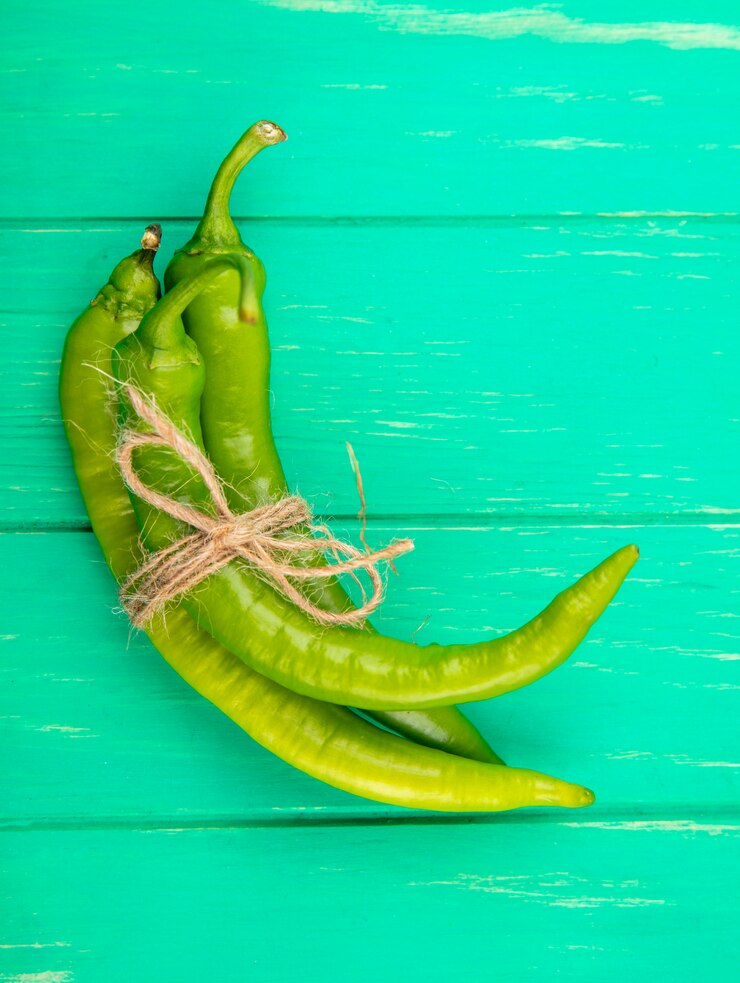 Foto grátis vista superior de pimentos na superfície verde