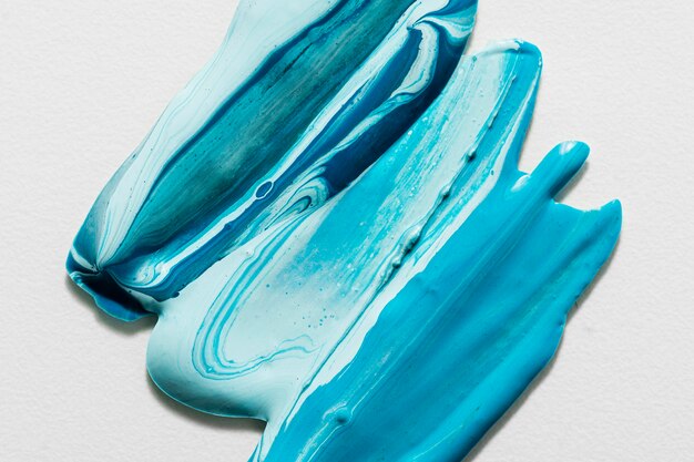 Vista superior de pinceladas criativas de tinta azul na superfície
