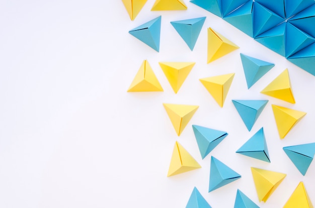 Vista superior de pirâmides de papel colorido e cópia espaço