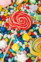 Foto grátis vista superior de pirulitos coloridos em doces no fundo de esmalte multi-coloridas