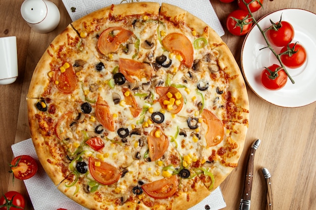 vista superior de pizza de legumes