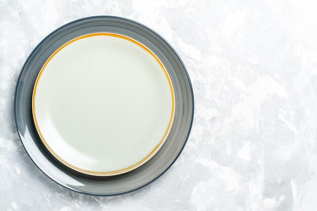 Vista superior de pratos redondos vazios na superfície branca