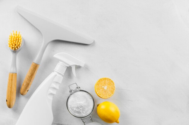 Vista superior de produtos de limpeza com bicarbonato de sódio e limão