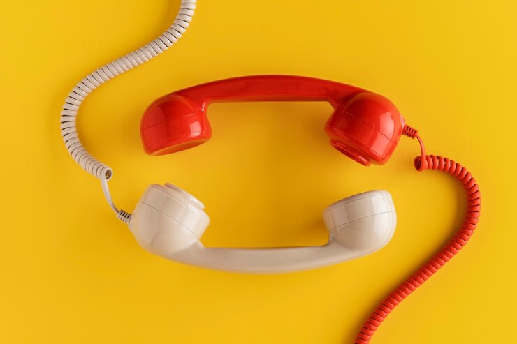 Foto grátis vista superior de receptores de telefone antigos com cabo