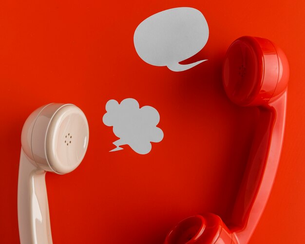 Vista superior de receptores de telefone com bolhas de bate-papo