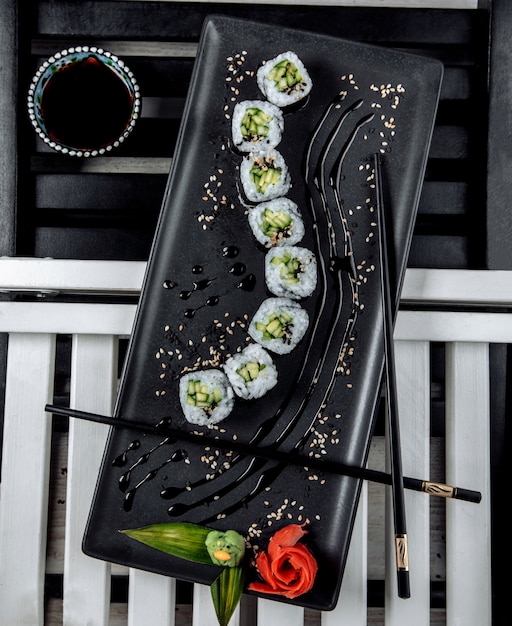 Vista superior de rolos de sushi nori com pepino