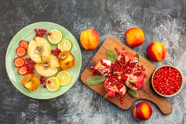 Foto grátis vista superior de romãs fatiadas com vários ingredientes